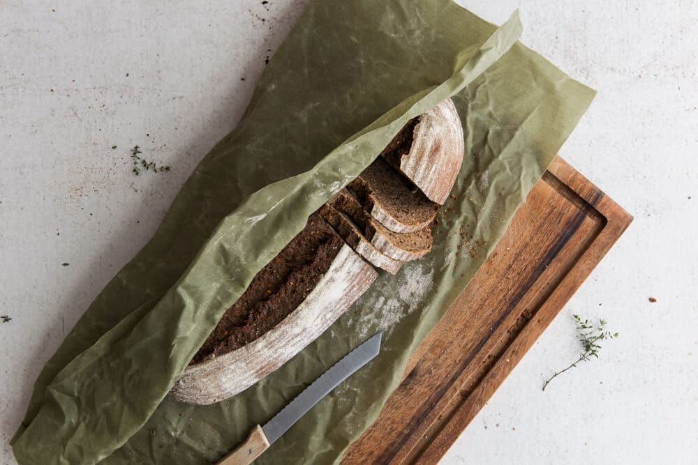 Brot in einem Bienenwachstuch in Grün