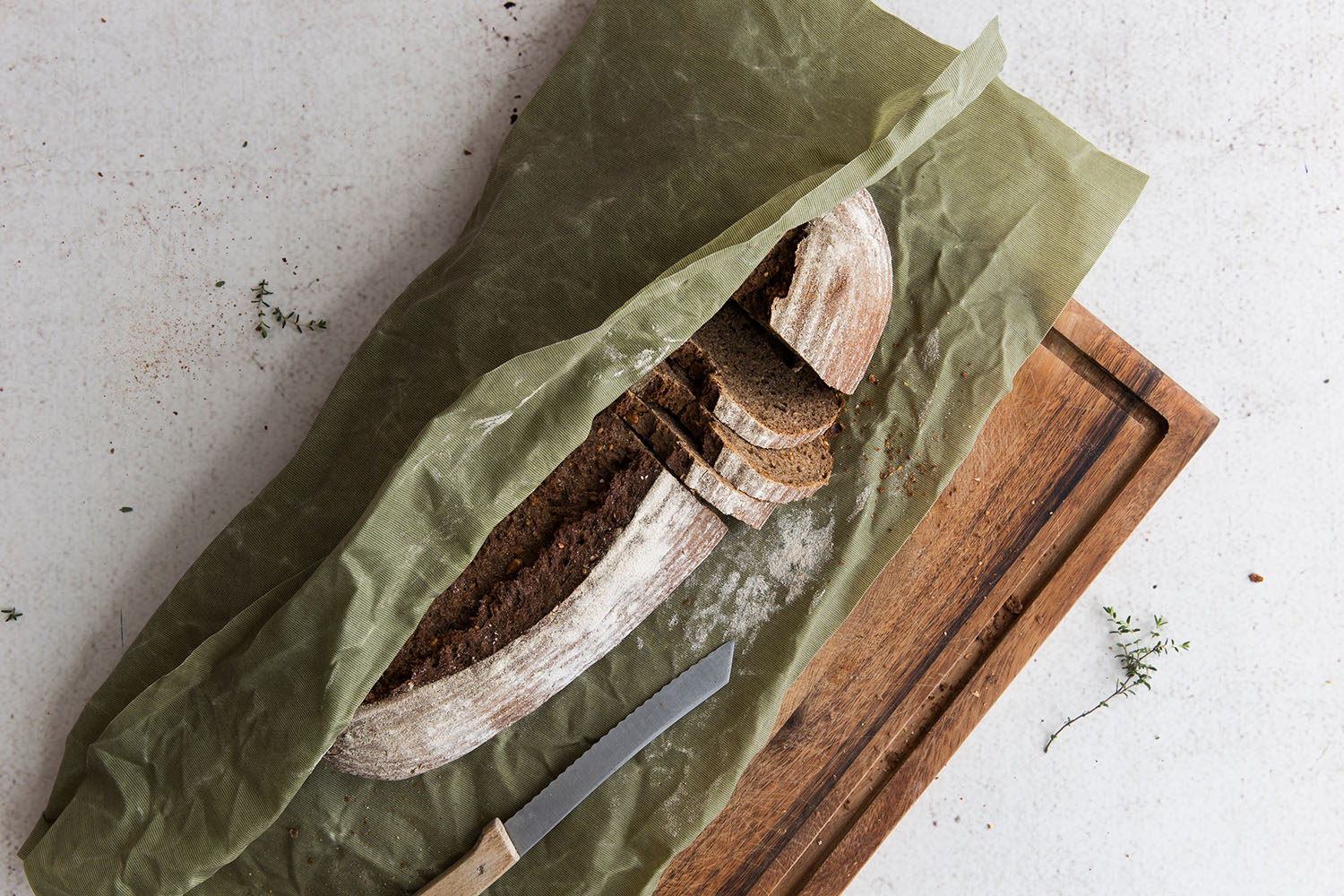 Brot in einem Bienenwachstuch in Grün