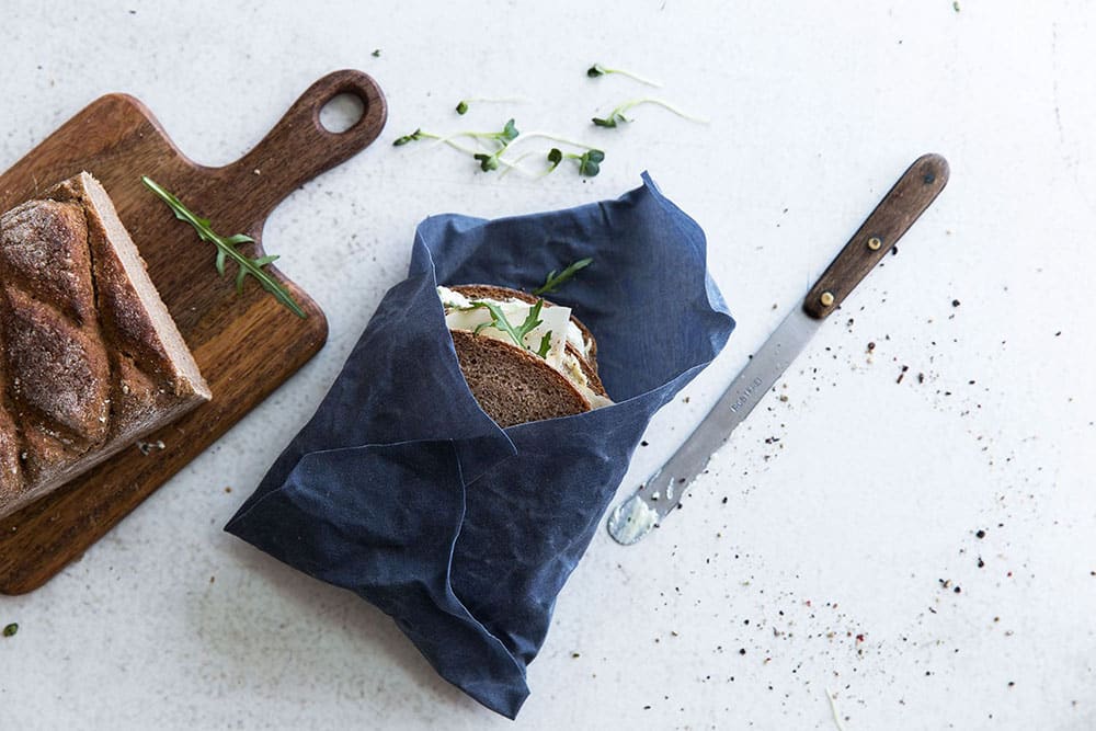 Sandwich eingepackt in einem blauem Bienenwachstuch - Medium