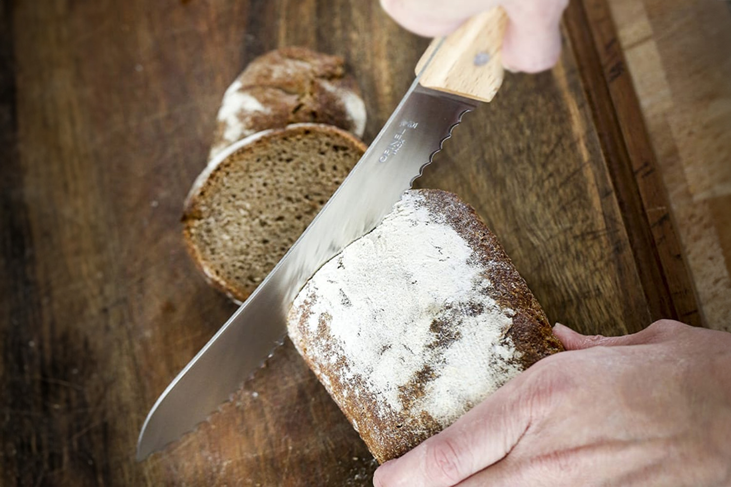 Opinel Brotmesser No. 117 Brot schneiden